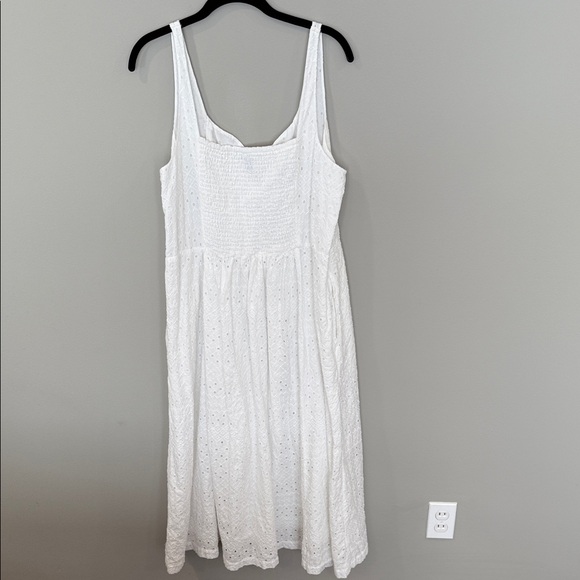 Classic Summer White Sleeveless Dress - Picture 2 of 4